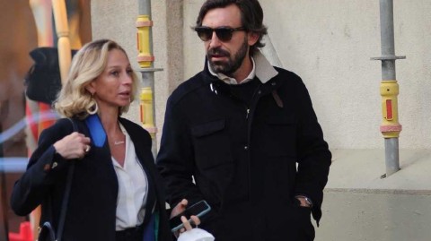 绿茵大师的时尚篇章皮尔洛米兰街头演绎悠闲人生