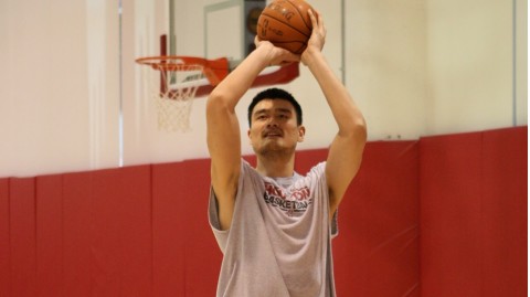 姚明2026輕裝亮相訓練館，巨人身影再現昔日風采