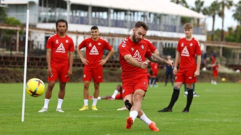 圣徒西班牙集训记：新帅纳坦·琼斯的中场蓄力