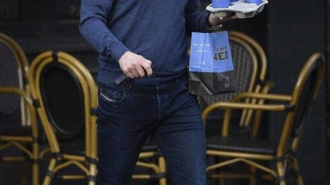 欧冠出局后的孤独背影 索尔斯克亚柴郡独自买咖啡