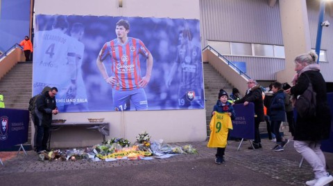 英吉利海峡的哀思：球迷永远怀念“我们的特维斯”萨拉