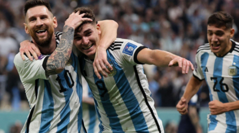 标题：梅西里程碑破门+双将建功！世预赛焦点战阿根廷3-0完胜乌拉圭，争冠格局再生变数