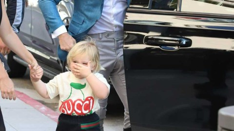 伤势好转步伐轻盈 麦格雷戈一家比弗利山庄温馨出游