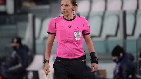 欧冠迎来历史性一刻，法国女裁弗拉帕尔开辟男足赛场新篇章