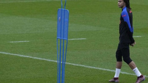 巴黎圣日耳曼备战法国杯 姆巴佩兄弟训练场并肩