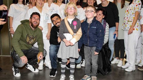 绿茵场外的温暖守护：梅西与苏亚雷斯的医院公益之行