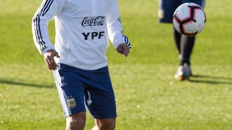 玫瑰兄弟的快乐时光：梅西与阿圭罗在阿根廷队的温馨重聚