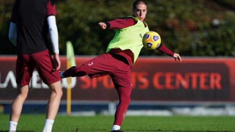 AC米兰寒冬蓄力：镜头下的红黑军团在瓦雷泽点燃复兴烽火