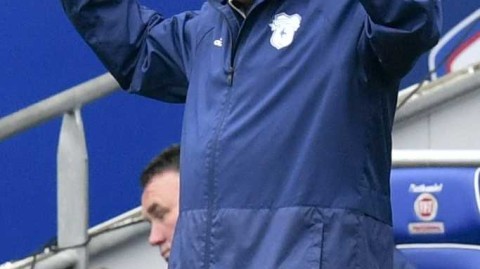 七旬老帅的无声抗议：英超赛场的“真死亡凝视”与保级队的悲愤