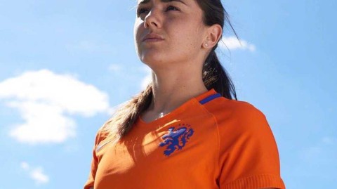 绿茵场上的微笑天使：荷兰女足核心范德东克的才貌双全人生