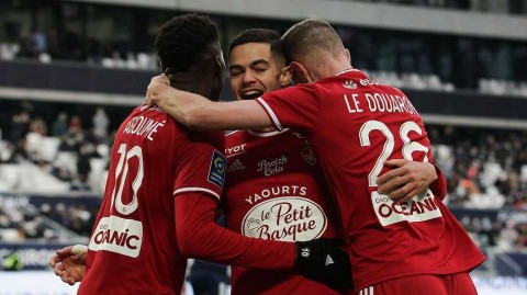 法甲第15轮：波尔多主场1-2遭布雷斯特逆转，勒杜阿龙双响建功