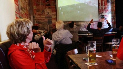 寂静中的呐喊：德甲重启日，球迷与足球的“云端”对话