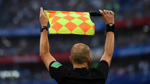 疫情下的临时变革：国际足联单场五换人规则如何守护球员