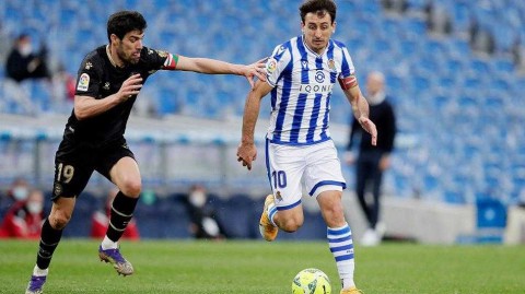 巴斯克雄狮狂飙四球，新伊布戴帽闪耀！皇家社会主场横扫阿拉维斯