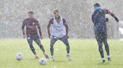 曼城大雪中厉兵秣马迎足总杯 阿圭罗归来成训练场最大亮点