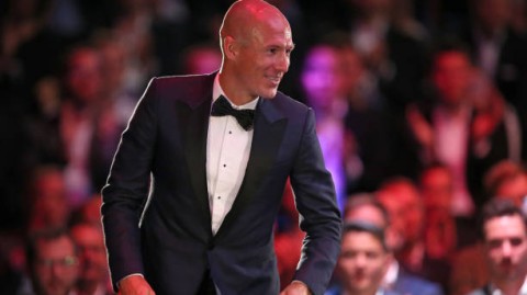 罗本西装革履捧起特别奖，橙色传奇再添殊荣