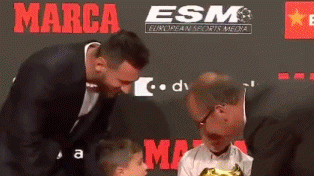 梅西领金靴遭萌娃“打劫”，球王秒变温柔和事佬