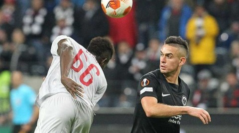 法兰克福主场雨夜擒红军，日本双星闪耀欧联杯