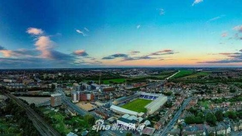 秋日晴空下的“伦敦路”：航拍镜头中的彼得伯勒联足球圣殿