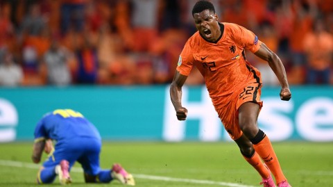 荷兰三球盛宴险造翻盘，邓弗里斯第85分钟头槌绝杀乌克兰