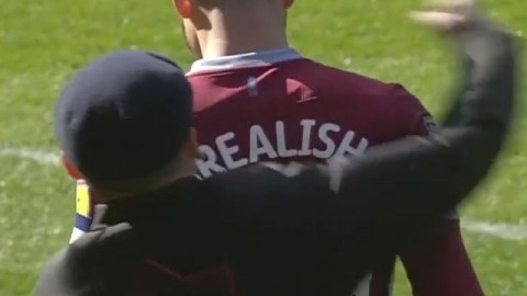 英冠赛场惊魂一幕：足球流氓暴行击不倒硬汉，格拉利什用进球回击屈辱