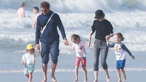 伊莉娜与库珀携女海边嬉戏，往昔超模今成幸福母亲