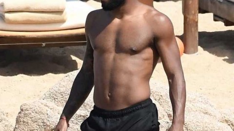 拉卡泽特度假邂逅神秘女郎 阿森纳锋霸沙滩放松遭偷拍