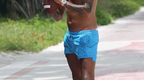 曼城球星斯特林迈阿密惬意度假 赤膊玩转美式橄榄球展现别样活力