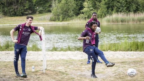 疫情阴霾下的绿茵曙光：荷甲威廉二世队重返户外训练