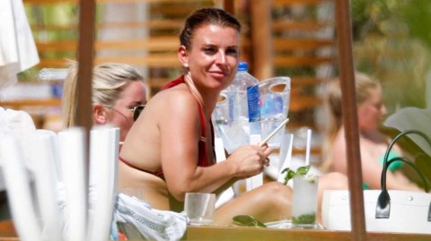 科琳·鲁尼伊比萨岛阳光放纵记