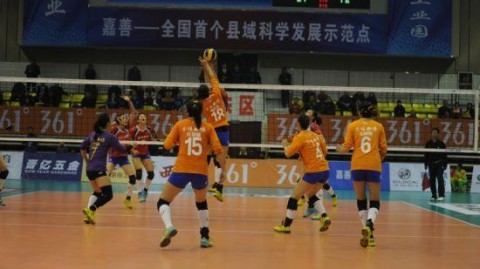 上海女排时隔25年登顶排超 发球制胜铸就冠军之夜