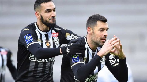 法甲绿茵战报：昂热主场逆转特鲁瓦赢得关键胜利