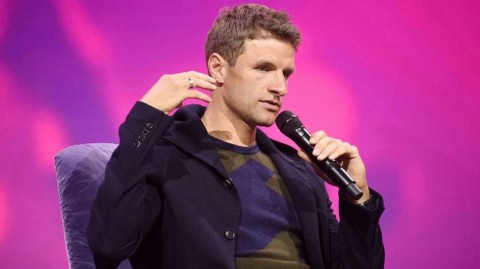 穆勒帅气亮相柏林国际电子展，休闲装扮登台畅谈科技