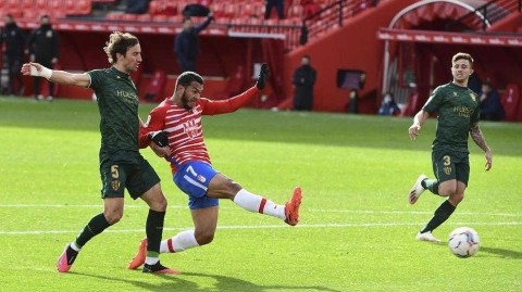 新卡梅内斯球场的疯狂之夜：格拉纳达补时两球绝平韦斯卡