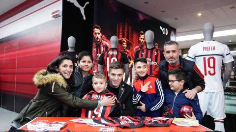 从“新莱万”到米兰宠儿：皮亚特克球迷见面会见证锋霸传奇