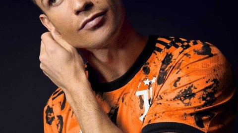 斑马军团的熔岩战袍：尤文图斯发布第三客场球衣，C罗携众星演绎橙色创变