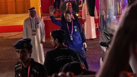 三狮军团抵多哈球迷热情相迎索斯盖特挥手续写争冠征程