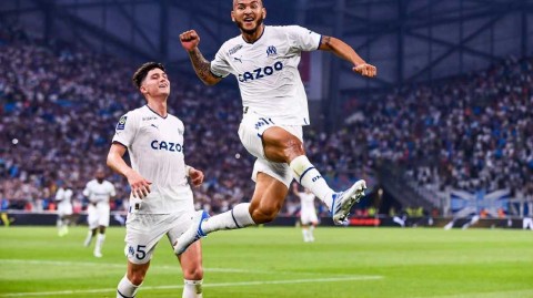 法国足球甲级联赛首轮激战：马赛主场大胜兰斯开启新赛季征程