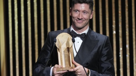 莱万荣耀之夜蝉联盖德穆勒奖见证两代射手王传承