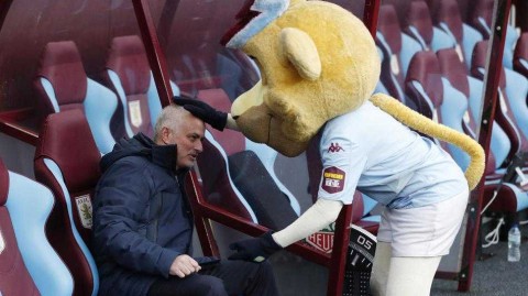 穆里尼奥新发型首秀 吉祥物“摸头杀”抢镜