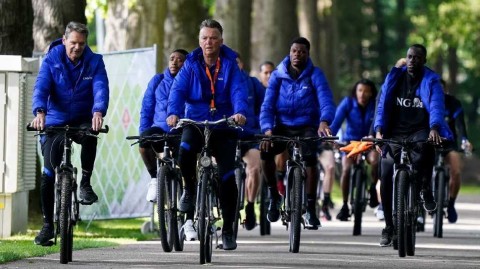 橙色风车低碳启程 范加尔率队骑车训练备战欧国联