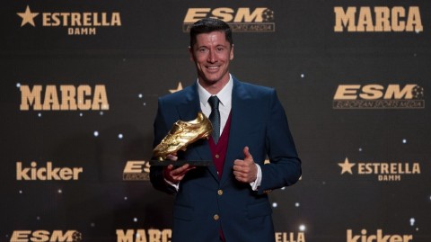 莱万多夫斯基捧起欧洲金靴荣耀奖杯