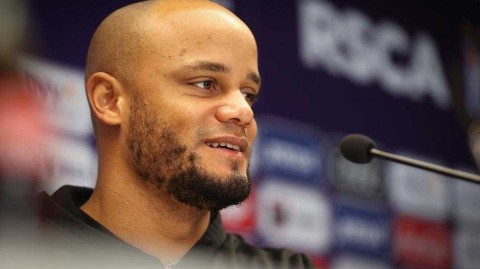 布鲁塞尔凛冬里的足球热望：安德莱赫特杯赛前，主帅与战士们的无声誓言