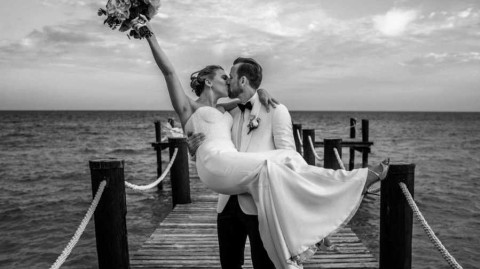 夏日绿茵场外的浪漫：当足球明星牵手此生挚爱