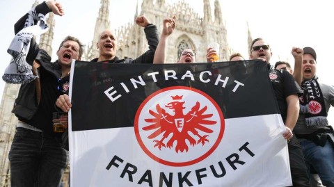 一万三千五百名德甲球迷征服梅阿查，法兰克福球迷在米兰城的蓝色夜晚