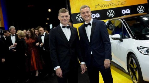 托尼·克罗斯柏林荣膺GQ体育偶像奖，优雅与实力铸就德国足坛新丰碑