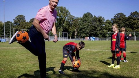 橙衣将军的温柔一课 范加尔重返青训营地传授足球火种