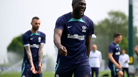 蓝黑军团科莫备战掠影：团结与专注交织的卫冕之路