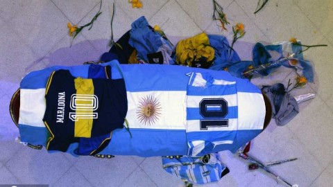 告别一位不朽的巨人：阿根廷百万民众泪别球王马拉多纳