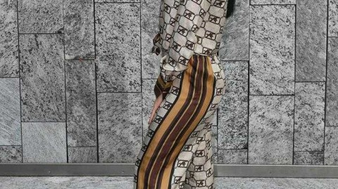 乔治娜闪耀米兰时装周，“雪纺女王”秀场续写现代童话